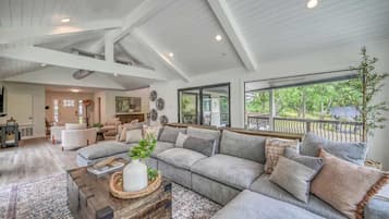 House, Multiple Beds, Hot Tub (2865 Edgegrove) | Living area