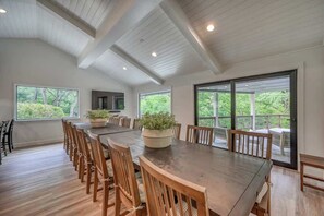 House, Multiple Beds, Hot Tub (2865 Edgegrove) | Dining