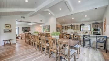 House, Multiple Beds, Hot Tub (2865 Edgegrove) | Dining