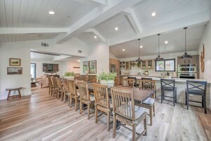 House, Multiple Beds, Hot Tub (2865 Edgegrove) | Dining