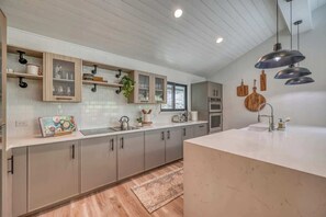 Casa, varias camas, hidromasaje (2865 Edgegrove) | Cocina privada | Refrigerador, microondas, horno y parrilla de estufa
