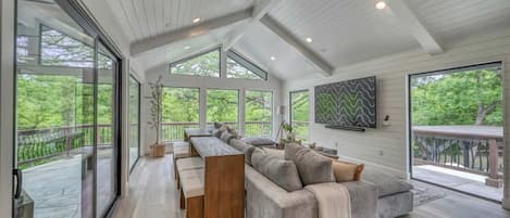 Ferienhaus, Mehrere Betten, Whirlpool (2865 Edgegrove) | Wohnbereich