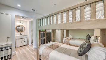 House, Multiple Beds, Hot Tub (2865 Edgegrove) | 6 bedrooms, individually decorated, individually furnished, bed sheets