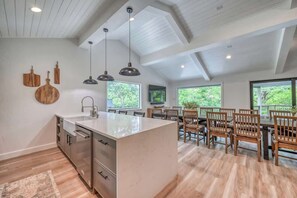 Casa, varias camas, hidromasaje (2865 Edgegrove) | Cocina privada | Refrigerador, microondas, horno y parrilla de estufa