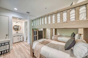 Casa, varias camas, hidromasaje (2865 Edgegrove) | 6 habitaciones, decoración personalizada y muebles diferentes