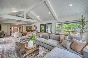 Casa, várias camas, banheira de imersão (2865 Edgegrove) | Área de estar