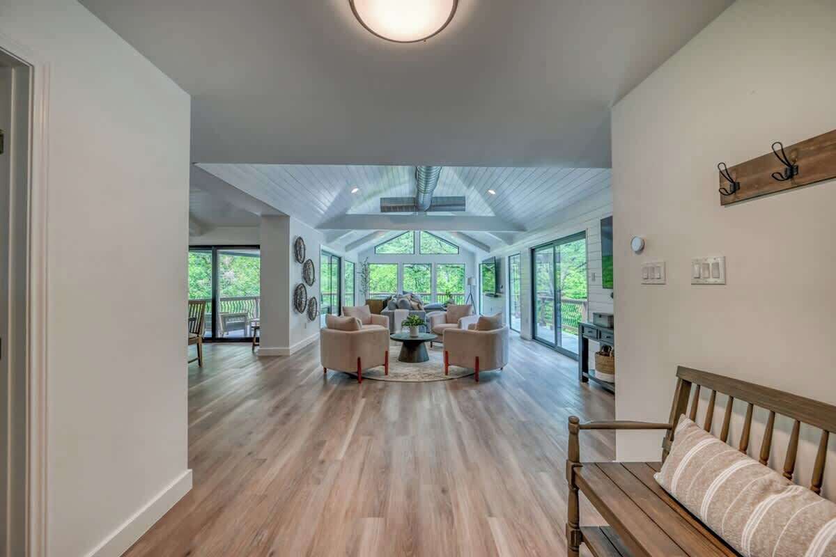 House, Multiple Beds, Hot Tub (2865 Edgegrove) | Living area