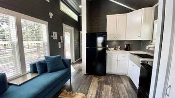 Casa, diversos llits, pati (#5 3567 US 290 E) | Cuina privada | Frigorífic, microones, forn i placa de cuina