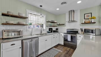 House, Multiple Beds, Patio | Private kitchen | Fridge, microwave, oven, stovetop