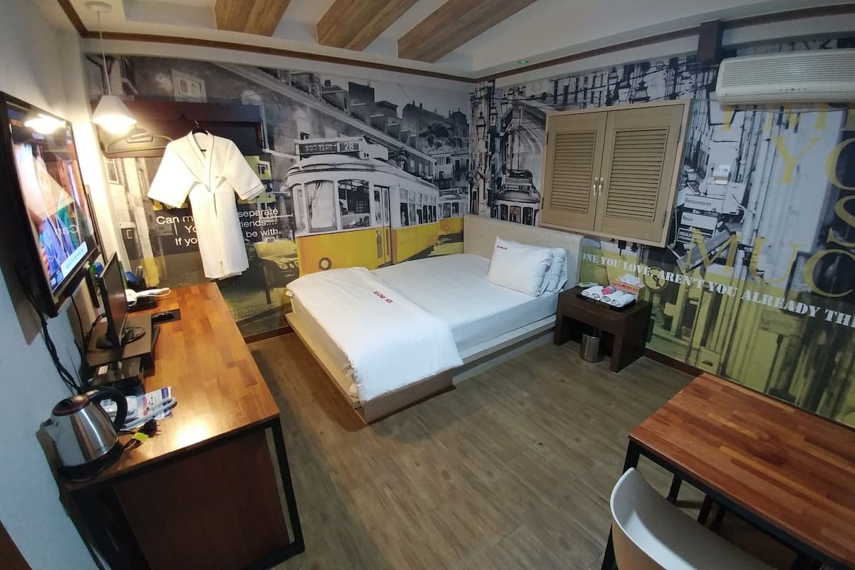 Deluxe-Zimmer, Raucher | Laptopgeeigneter Arbeitsplatz, kostenloses WLAN, Bettwäsche