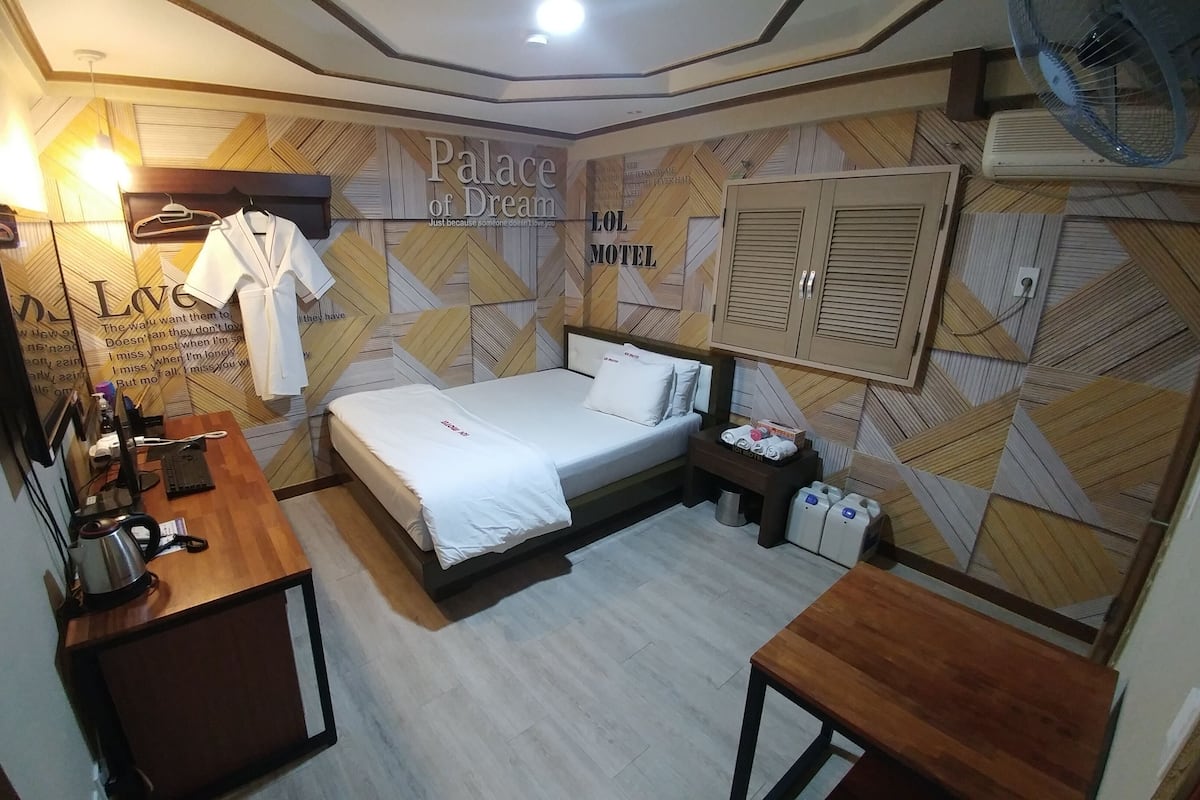 Laptopgeeigneter Arbeitsplatz, kostenloses WLAN, Bettwäsche