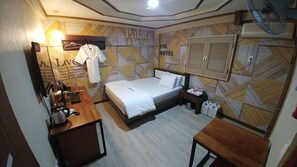 Espacio para trabajar con laptop, wifi gratis y ropa de cama