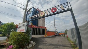 A hotel entrance with a large sign indicating a parking area. - LOL Motel (Daegu)