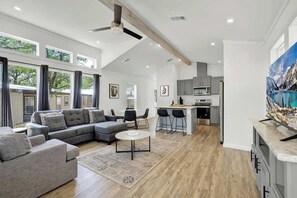 House, Multiple Beds, Patio (#18 3567 US 290 E) | Interior