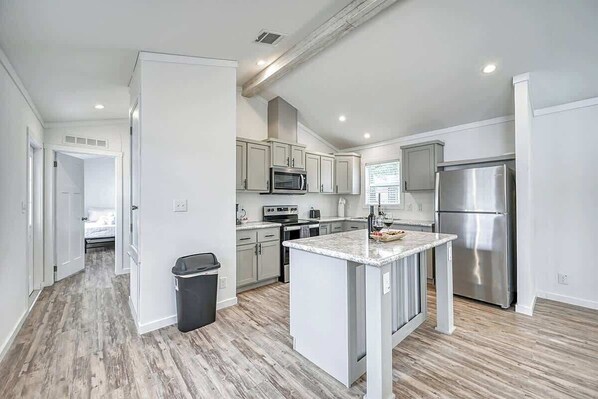 Casa, varias camas, patio (#20 3567 US 290 E) | Cocina privada | Cafetera y tetera 