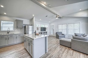 House, Multiple Beds, Patio (#20 3567 US 290 E) | Interior