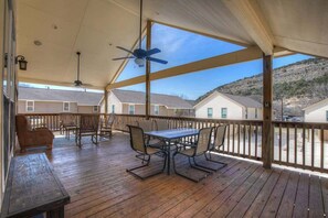 Outdoor dining - Let's Go Tubing! Awesome House-next to River! (New Braunfels)