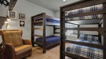 Nhà, nhiều giường, sân hiên (9300 River Rd #9) | 4 phòng ngủ, trang trí khác biệt