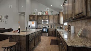 Casa, letti multipli, patio (9300 River Rd #9) | Cucina privata | Macchina per tè/caffè