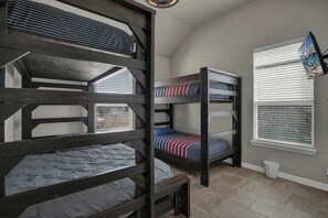 Casa, diversos llits, pati (9300 River Rd #9) | 4 dormitoris, decoració individual, mobiliari individual i roba de llit 