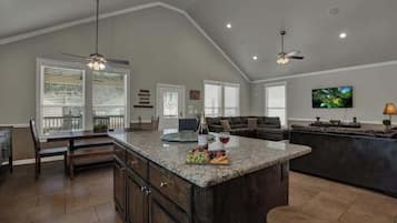 Casa, varias camas, patio (9300 River Rd #9) | Interior