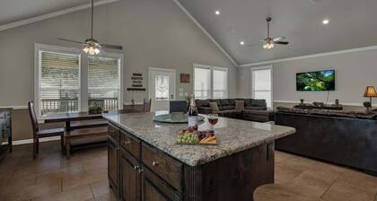 Let's Go Tubing! Awesome House-next to River!