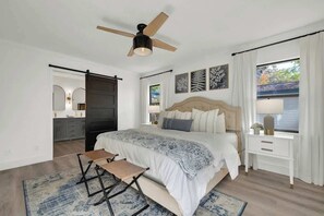 ハウス ベッド (複数台) スパ浴槽 シティビュー (603 N Bowie St) | 3 室のベッドルーム、客室ごとに異なる装飾、客室ごとに異なるインテリア、ベッドシーツ