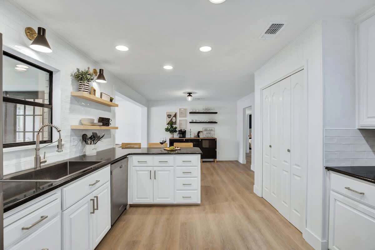 Nhà, nhiều giường, bồn tắm nước nóng, quang cảnh thành phố (603 N Bowie St) | Bếp riêng | Dụng cụ pha cà phê/trà 