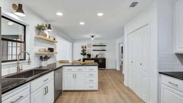 Nhà, nhiều giường, bồn tắm nước nóng, quang cảnh thành phố (603 N Bowie St) | Bếp riêng | Dụng cụ pha cà phê/trà