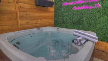 House, Multiple Beds, Hot Tub, City View (603 N Bowie St) | Outdoor spa tub