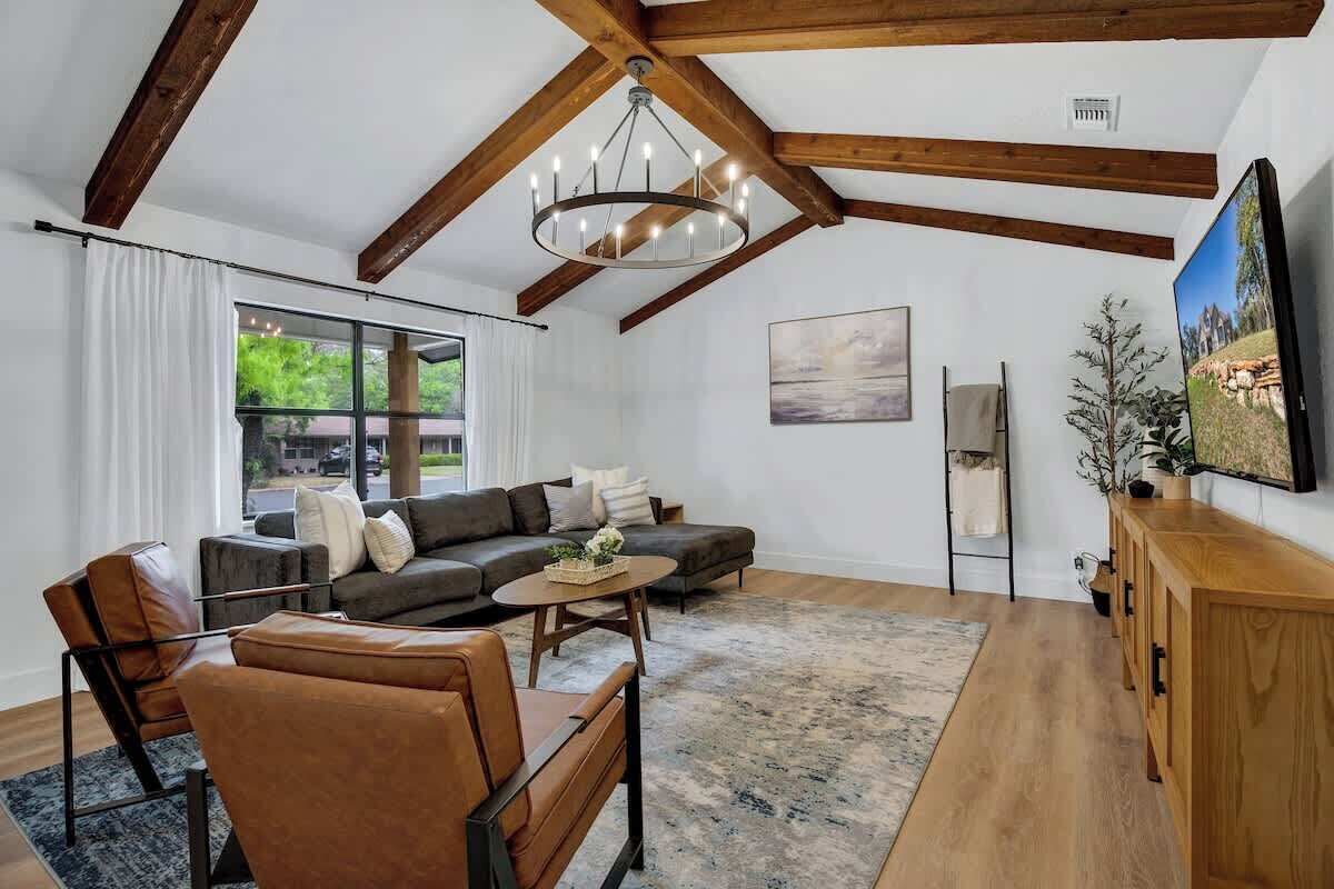 Casa, varias camas, hidromasaje, vista a la ciudad (603 N Bowie St) | Área de sala de estar