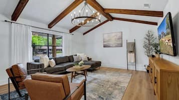 Casa, varias camas, hidromasaje, vista a la ciudad (603 N Bowie St) | Área de sala de estar