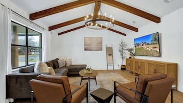 House, Multiple Beds, Hot Tub, City View (603 N Bowie St) | Living area