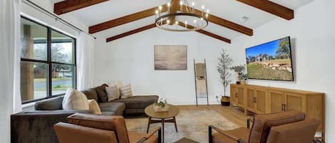 Casa, letti multipli, idromassaggio, vista città (603 N Bowie St) | Area soggiorno