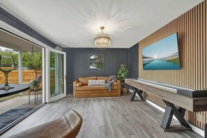 Talo, useita sänkyjä, poreamme, kaupunkinäköala (603 N Bowie St) | Oleskelualue | Televisio