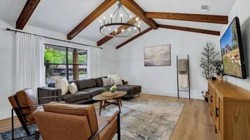 Casa, varias camas, hidromasaje, vista a la ciudad (603 N Bowie St) | Área de sala de estar