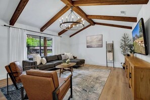 Ferienhaus, Mehrere Betten, Whirlpool, Stadtblick (603 N Bowie St) | Wohnbereich