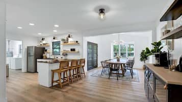 House, Multiple Beds, Hot Tub, City View (603 N Bowie St) | Dining