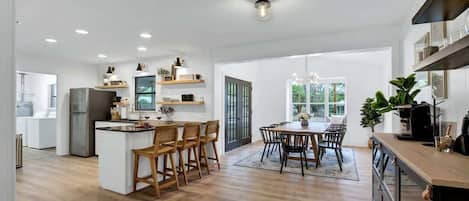 House, Multiple Beds, Hot Tub, City View (603 N Bowie St) | Dining