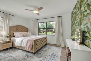 House, Multiple Beds, Hot Tub, City View (603 N Bowie St) - Bubbles on Bowie Walk to Main St (Fredericksburg)