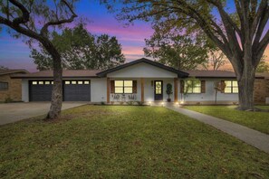 Exterior - Bubbles on Bowie Walk to Main St (Fredericksburg)