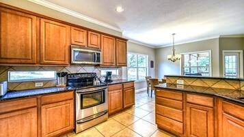 House, Multiple Beds, Pool Access | Private kitchen | Fridge, microwave, oven, stovetop