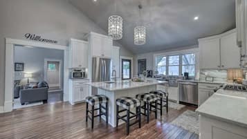 Casa, várias camas, varanda, vista para a cidade (211 E Orchard St) | Cozinha privada | Cafeteira/chaleira