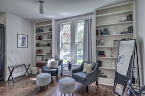 ハウス ベッド (複数台) パティオ シティビュー (211 E Orchard St) | リビング エリア