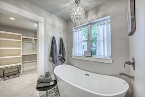 Nhà, nhiều giường, sân hiên, quang cảnh thành phố (211 E Orchard St) | Phòng tắm | Khăn tắm 