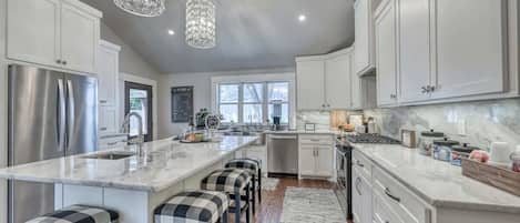 하우스, 침대(여러 개), 파티오, 시내 전망 (211 E Orchard St) | 전용 주방 | 커피/티 메이커, 전기 주전자