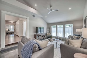 House, Multiple Beds, Patio, City View (211 E Orchard St) | Living area