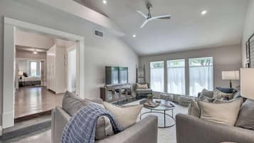 Casa, várias camas, varanda, vista para a cidade (211 E Orchard St) | Área de estar