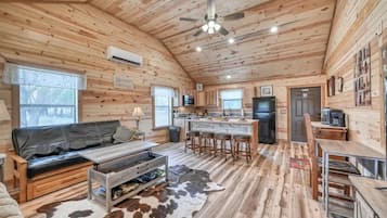 Cabana, várias camas, banheira de imersão (682 Old Comfort Opal) | Área de estar