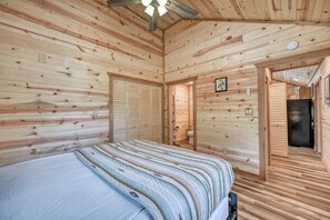 Cabana, várias camas, banheira de imersão (682 Old Comfort Opal) | 2 quartos, individualmente decorados, individualmente mobiliados